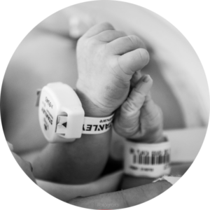 Imagem de bebês recém nascidos de mãos dadas