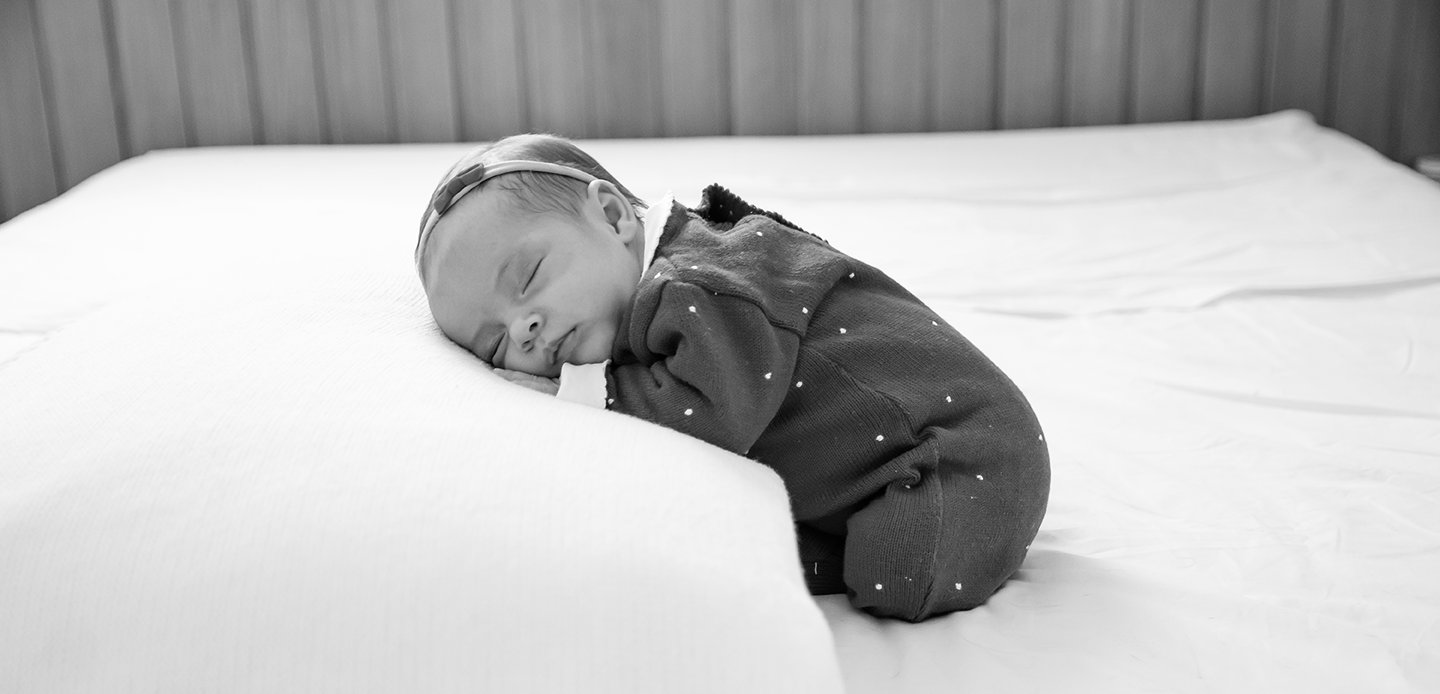 imagem-bebe-newborn Imagem de bebê dormindo sobre a cama.